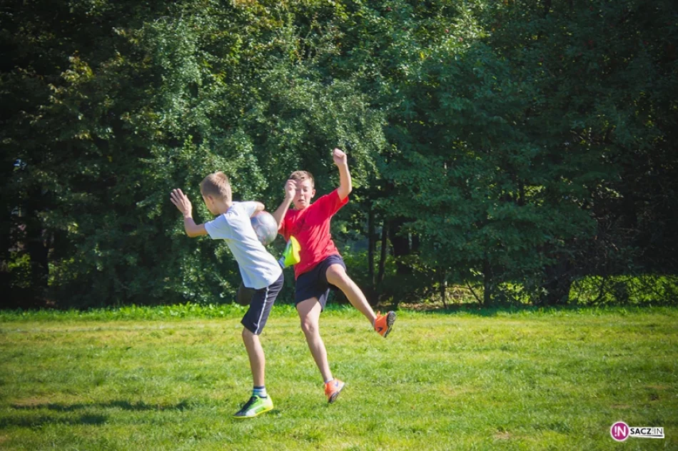 Pograli w piłkę na zakończenie wakacji - zdjęcie 13