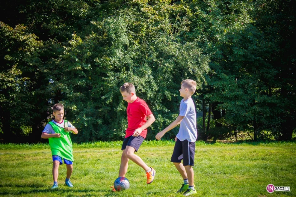 Pograli w piłkę na zakończenie wakacji - zdjęcie 14
