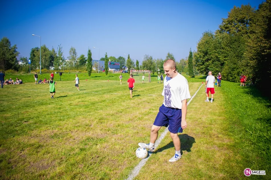 Pograli w piłkę na zakończenie wakacji - zdjęcie 15
