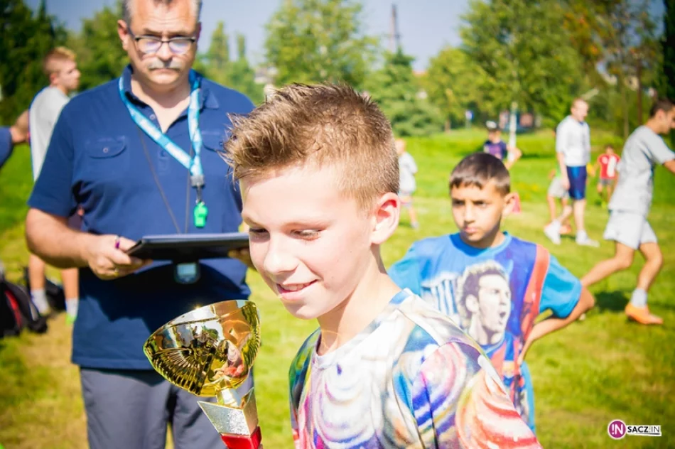 Pograli w piłkę na zakończenie wakacji - zdjęcie 18