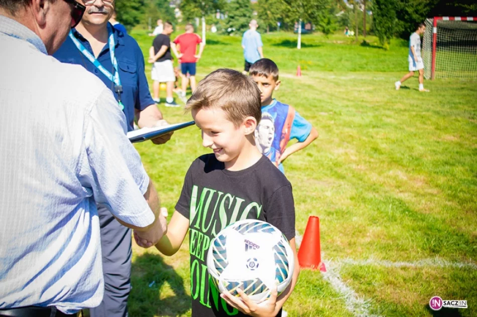 Pograli w piłkę na zakończenie wakacji - zdjęcie 19