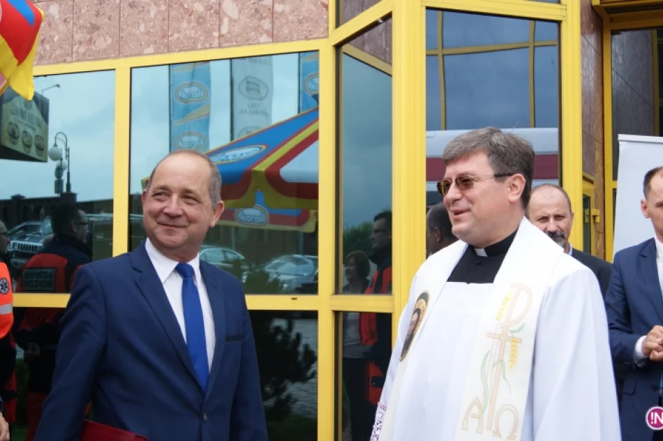 Karetka w Pogotowiu. Firma Koral przekazała nowy ambulans - zdjęcie 2