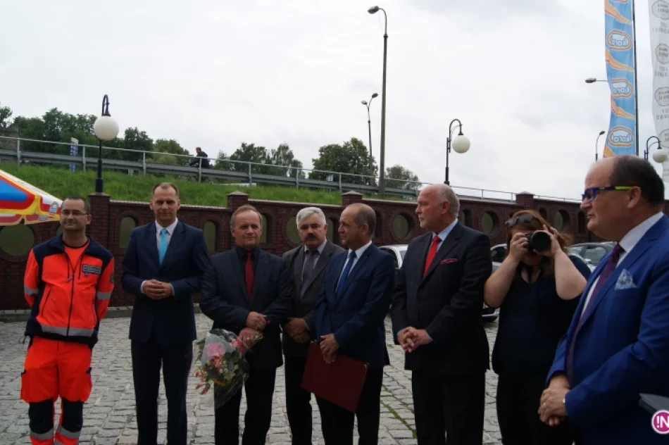 Karetka w Pogotowiu. Firma Koral przekazała nowy ambulans - zdjęcie 16