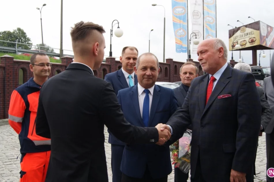 Karetka w Pogotowiu. Firma Koral przekazała nowy ambulans - zdjęcie 18