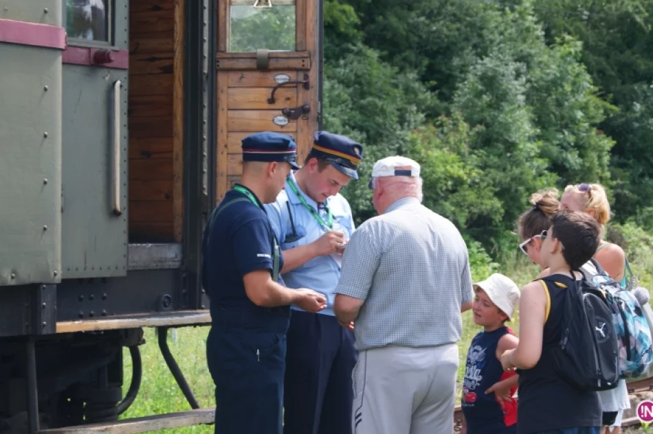 Nie parowóz a spalinówka. Letni "Pociąg Retro Transwersalny" dobił do końcowej stacji - zdjęcie 10