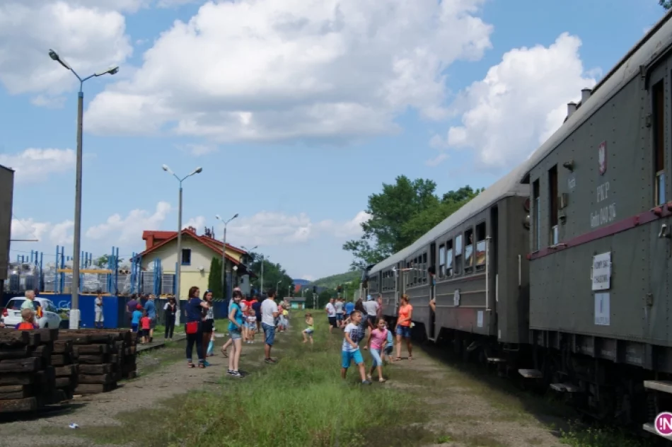 Nie parowóz a spalinówka. Letni "Pociąg Retro Transwersalny" dobił do końcowej stacji - zdjęcie 11