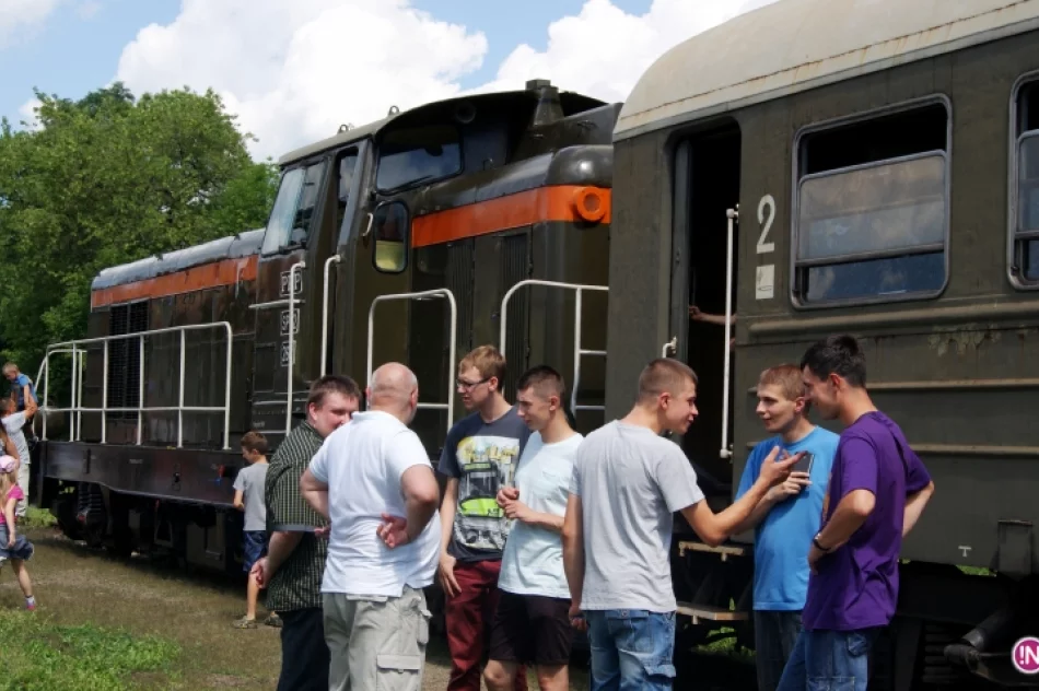 Nie parowóz a spalinówka. Letni "Pociąg Retro Transwersalny" dobił do końcowej stacji - zdjęcie 16