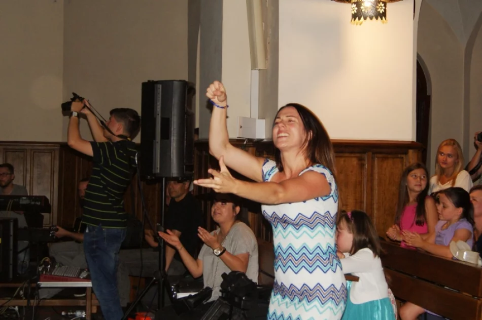 Our God is Awesome God! Energetyczny koncert Wielokulturowego Chóru Gospel! - zdjęcie 9