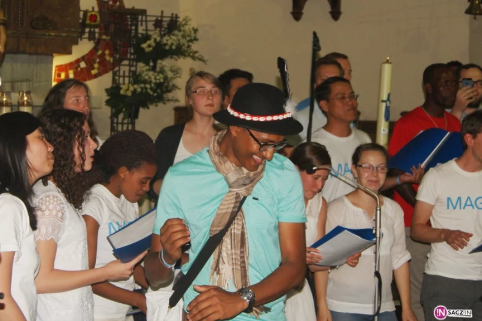 Our God is Awesome God! Energetyczny koncert Wielokulturowego Chóru Gospel! - zdjęcie 13