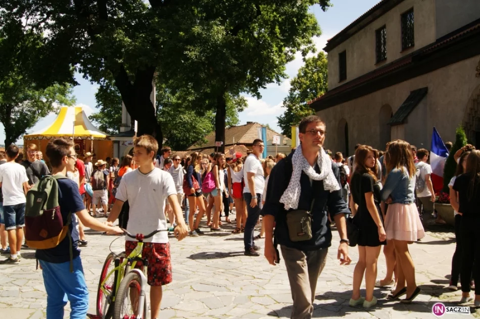 Francuscy pielgrzymi zwiedzają Nowy Sącz - zdjęcie 2
