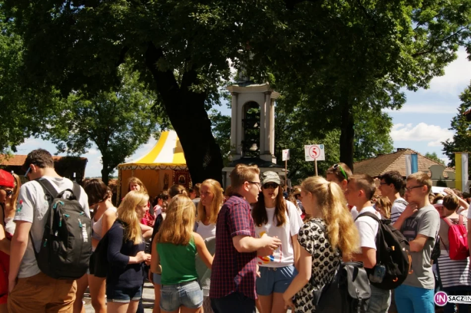 Francuscy pielgrzymi zwiedzają Nowy Sącz - zdjęcie 4