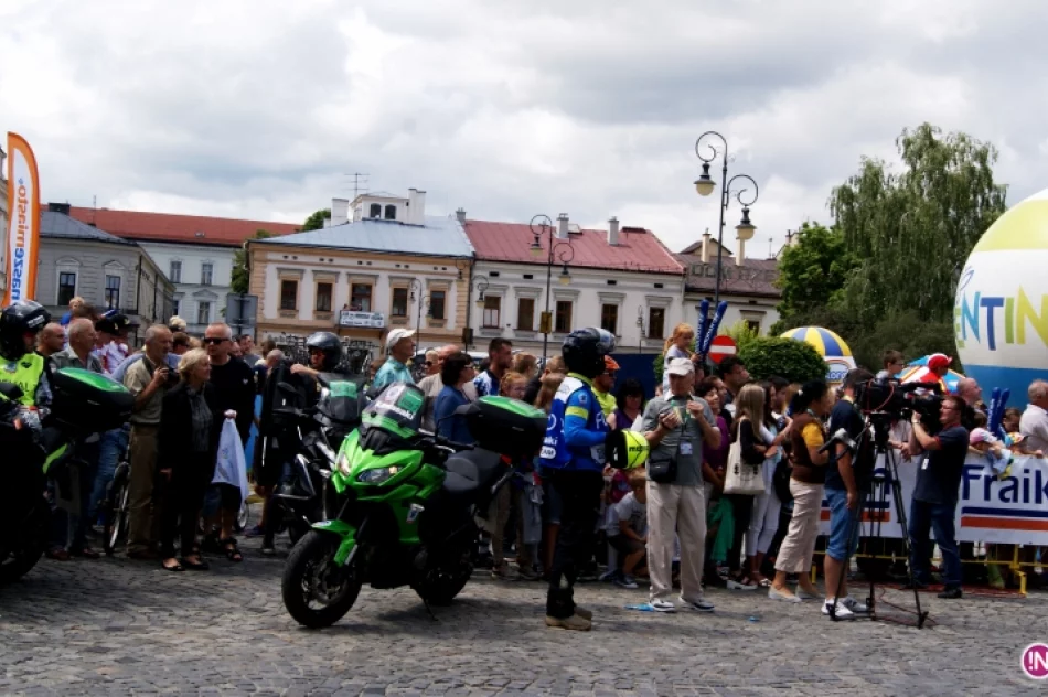 Kolarze Tour de Pologne pożegnali Nowy Sącz! Wystartowali z Rynku - zdjęcie 2