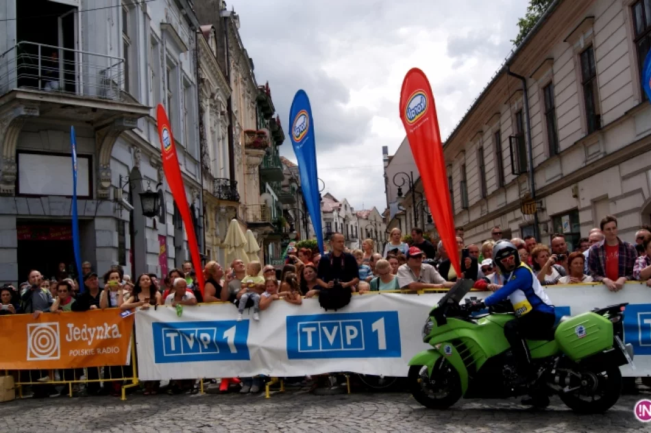 Kolarze Tour de Pologne pożegnali Nowy Sącz! Wystartowali z Rynku - zdjęcie 5