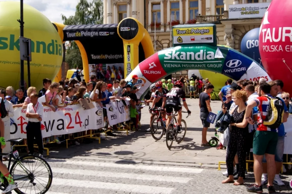Kolarze Tour de Pologne pożegnali Nowy Sącz! Wystartowali z Rynku - zdjęcie 19
