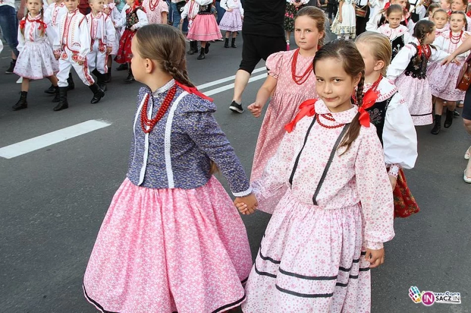 Ulicami Nowego Sącza przeszedł kolorowy korowód. Ruszyło 24. Święto Dzieci Gór! - zdjęcie 8