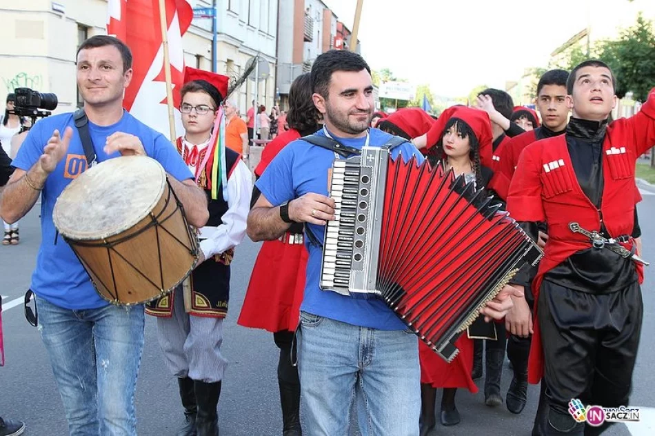 Ulicami Nowego Sącza przeszedł kolorowy korowód. Ruszyło 24. Święto Dzieci Gór! - zdjęcie 10