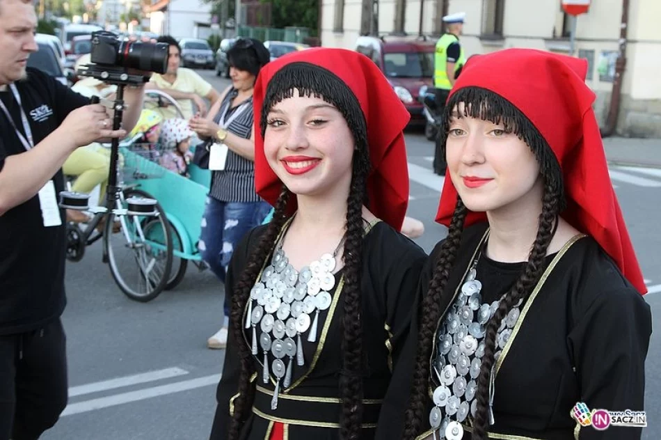 Ulicami Nowego Sącza przeszedł kolorowy korowód. Ruszyło 24. Święto Dzieci Gór! - zdjęcie 11