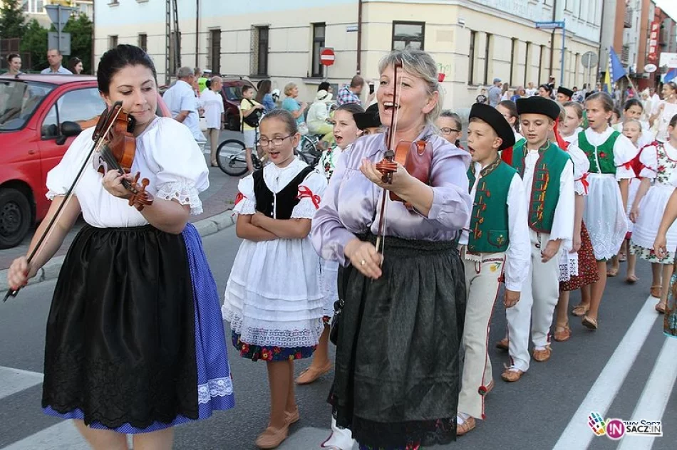 Ulicami Nowego Sącza przeszedł kolorowy korowód. Ruszyło 24. Święto Dzieci Gór! - zdjęcie 13