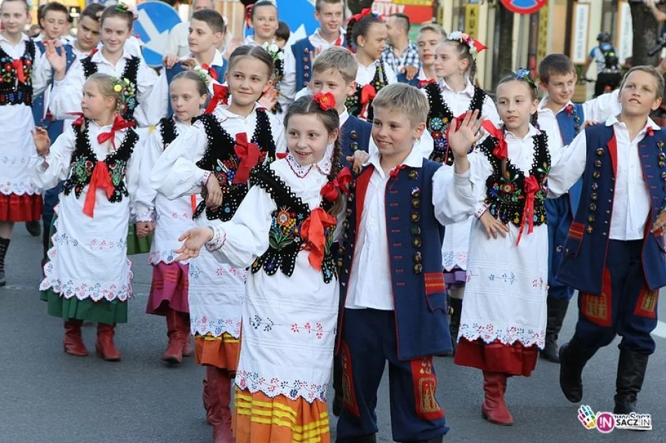 Ulicami Nowego Sącza przeszedł kolorowy korowód. Ruszyło 24. Święto Dzieci Gór! - zdjęcie 17