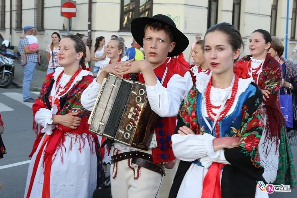Ulicami Nowego Sącza przeszedł kolorowy korowód. Ruszyło 24. Święto Dzieci Gór! - zdjęcie 19