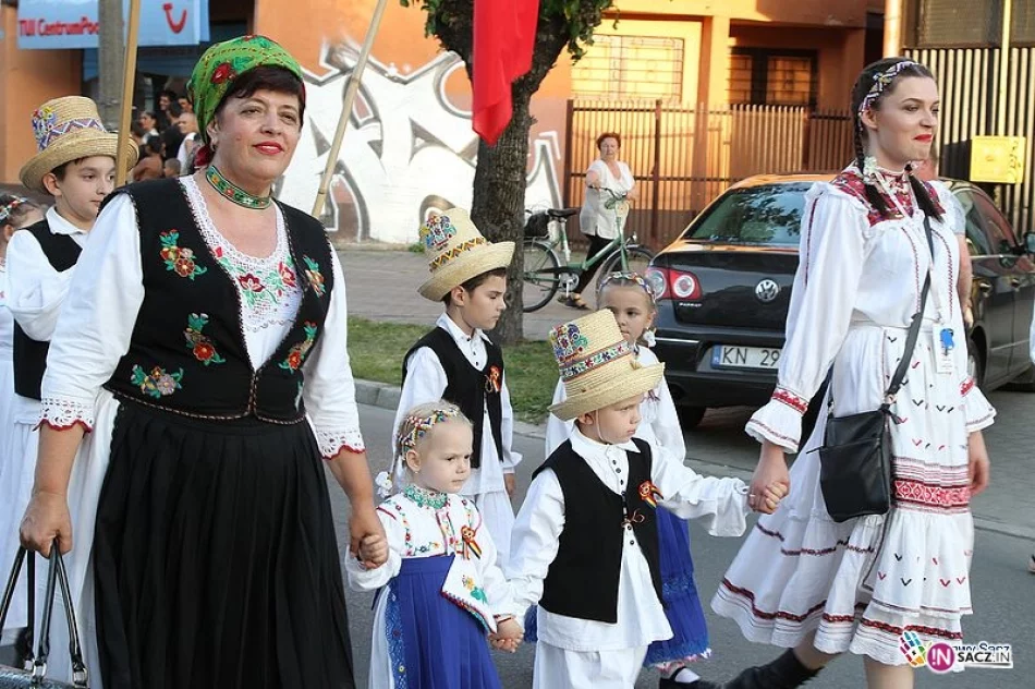 Ulicami Nowego Sącza przeszedł kolorowy korowód. Ruszyło 24. Święto Dzieci Gór! - zdjęcie 20