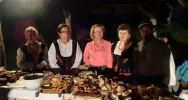 Prawie 500 turystów w nocnej wyprawie na szczyt - zdjęcie 2