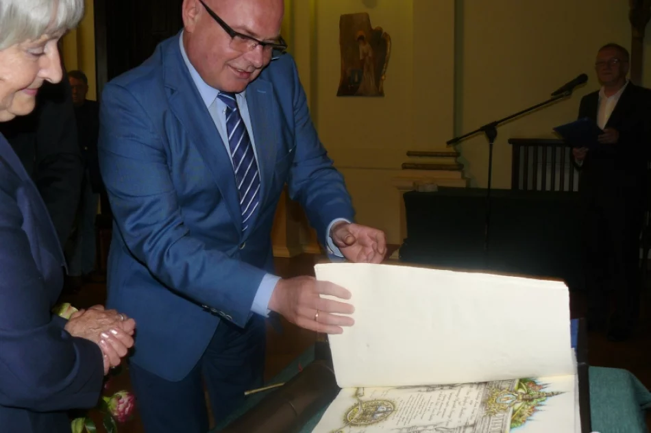 W ratuszu wspomnienia, na płycie rynku protesty. Sądeczanie podzieleni - zdjęcie 11