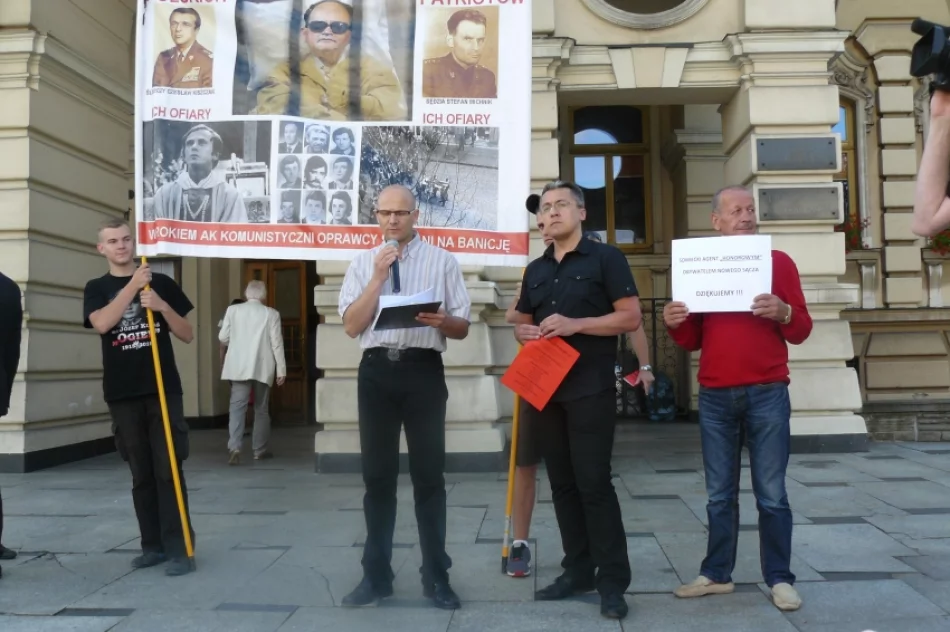 W ratuszu wspomnienia, na płycie rynku protesty. Sądeczanie podzieleni - zdjęcie 18