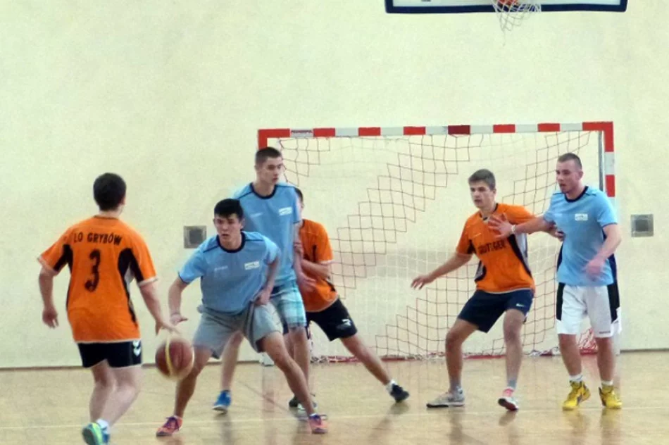 Ogólniak w Starym Sączu mistrzem gry w kosza - zdjęcie 2