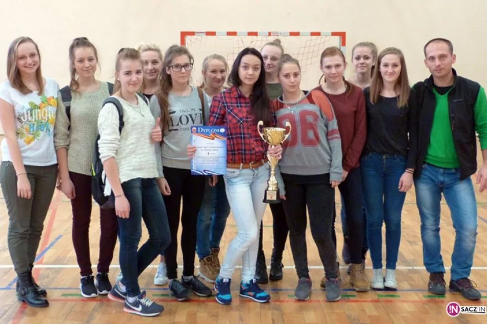 Kryniczanki Mistrzyniami Powiatu! - zdjęcie 3