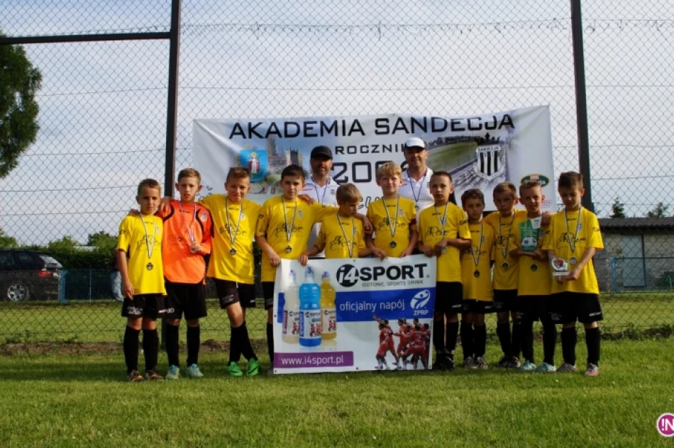 I miejsce piłkarzy Akademii Sandecja w Szydłowcu - zdjęcie 2