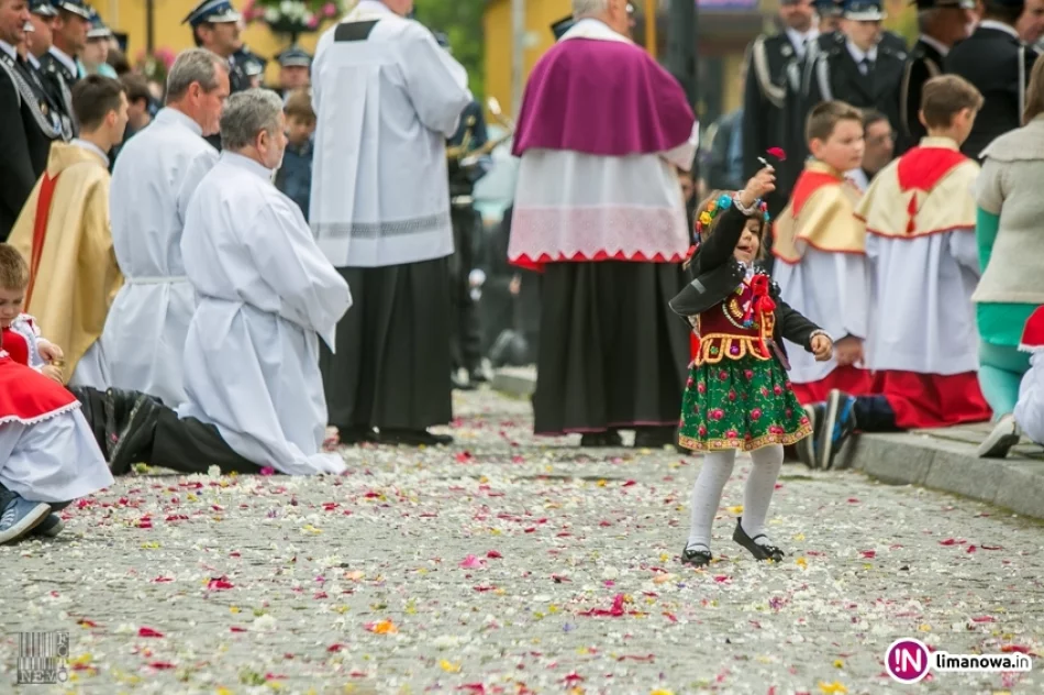 Święto Bożego Ciała, Uroczysta procesja w Tymbarku - 2016 - zdjęcie 2