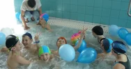 Wójt Stawiarski wskoczył do basenu! Pływalnia w Chełmcu otwarta - zdjęcie 1