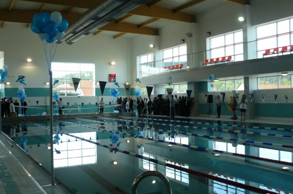 Wójt Stawiarski wskoczył do basenu! Pływalnia w Chełmcu otwarta - zdjęcie 2