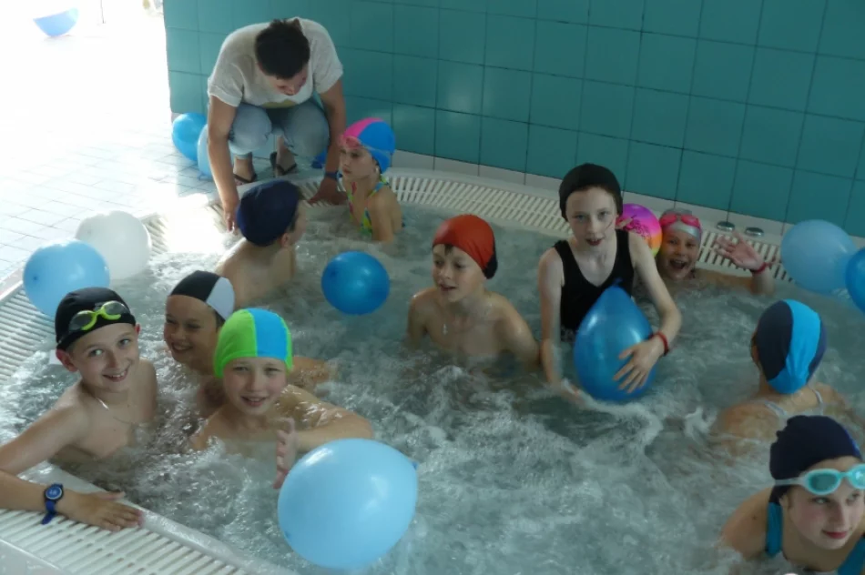 Wójt Stawiarski wskoczył do basenu! Pływalnia w Chełmcu otwarta - zdjęcie 3