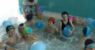 Wójt Stawiarski wskoczył do basenu! Pływalnia w Chełmcu otwarta - zdjęcie 3