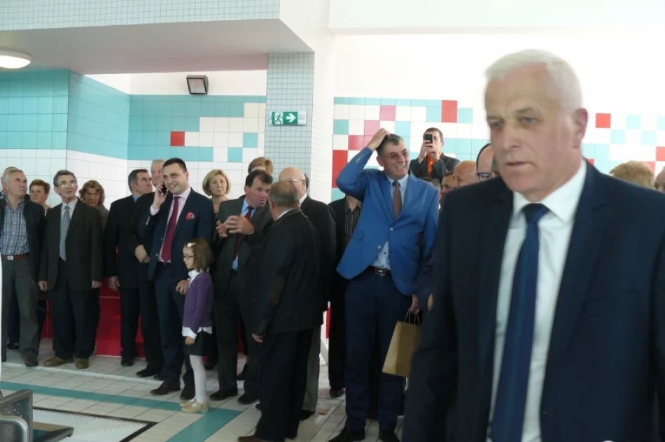 Wójt Stawiarski wskoczył do basenu! Pływalnia w Chełmcu otwarta - zdjęcie 4