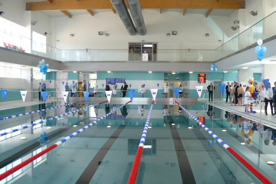 Wójt Stawiarski wskoczył do basenu! Pływalnia w Chełmcu otwarta - zdjęcie 5