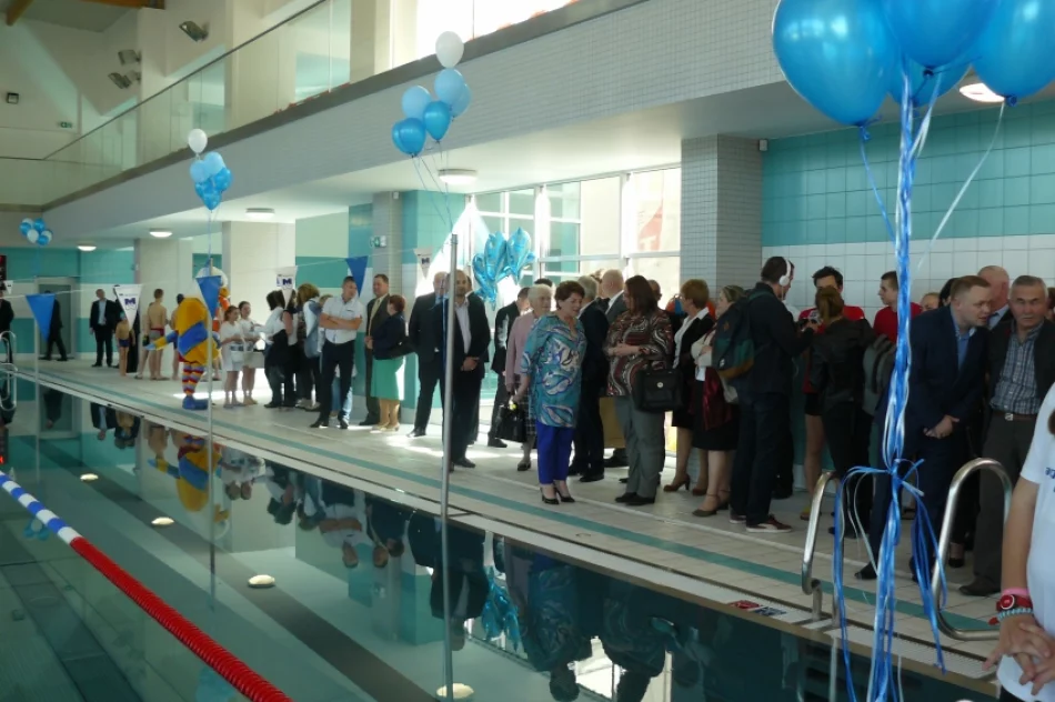 Wójt Stawiarski wskoczył do basenu! Pływalnia w Chełmcu otwarta - zdjęcie 6