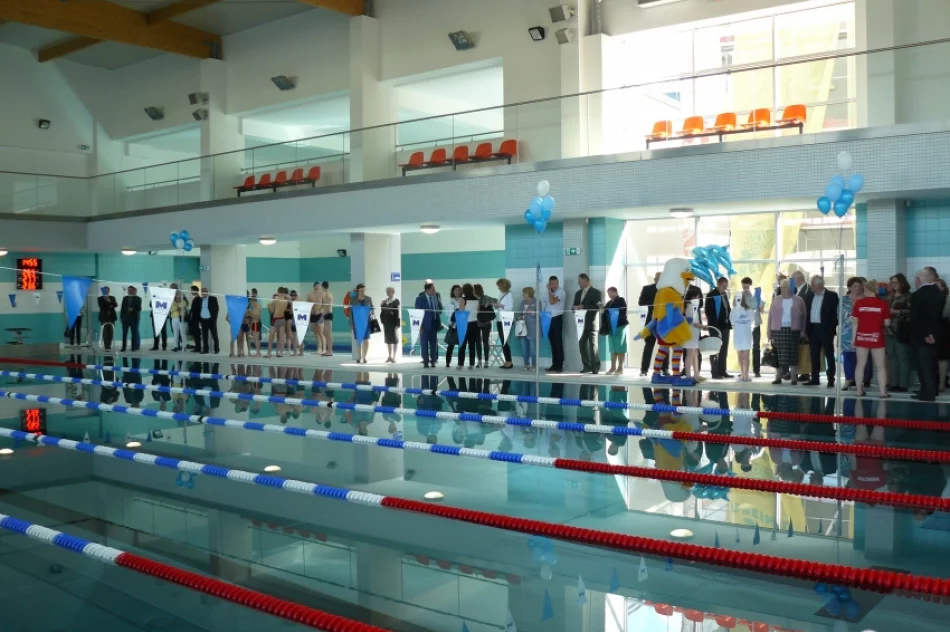 Wójt Stawiarski wskoczył do basenu! Pływalnia w Chełmcu otwarta - zdjęcie 7