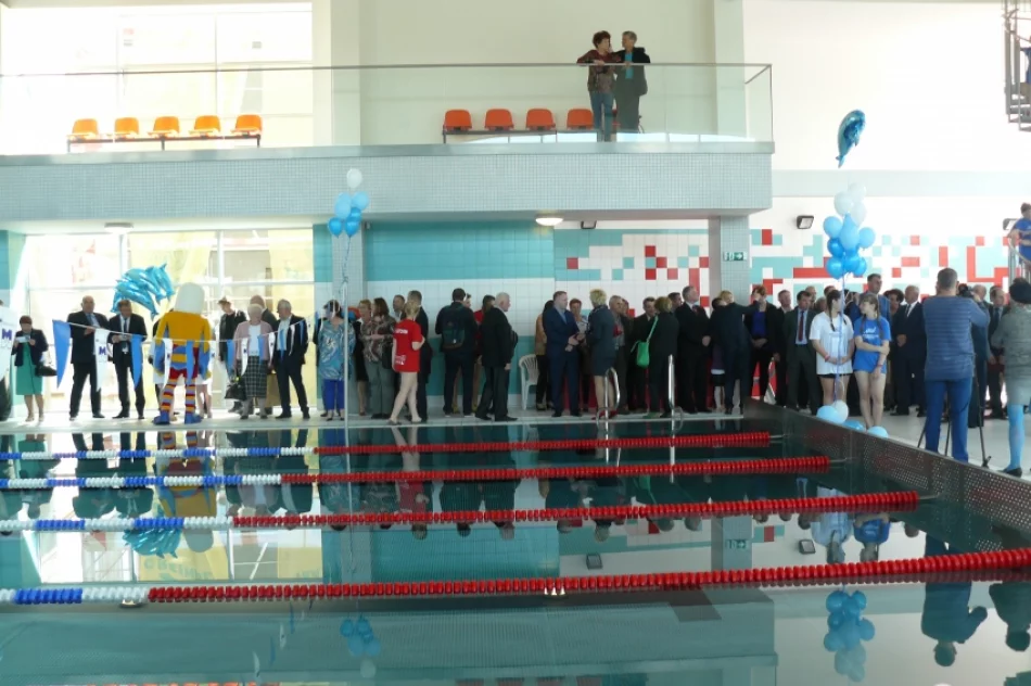 Wójt Stawiarski wskoczył do basenu! Pływalnia w Chełmcu otwarta - zdjęcie 8