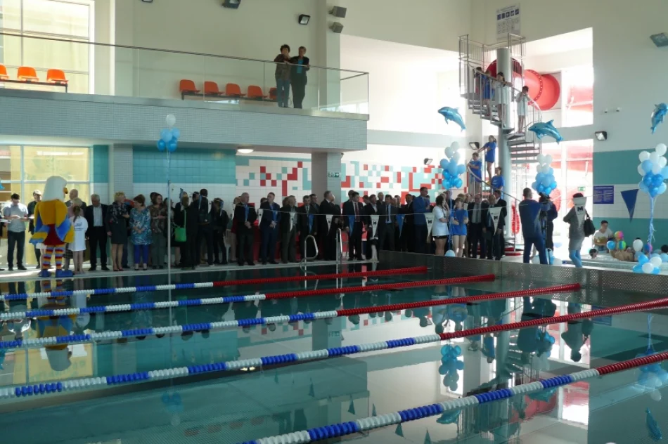 Wójt Stawiarski wskoczył do basenu! Pływalnia w Chełmcu otwarta - zdjęcie 9