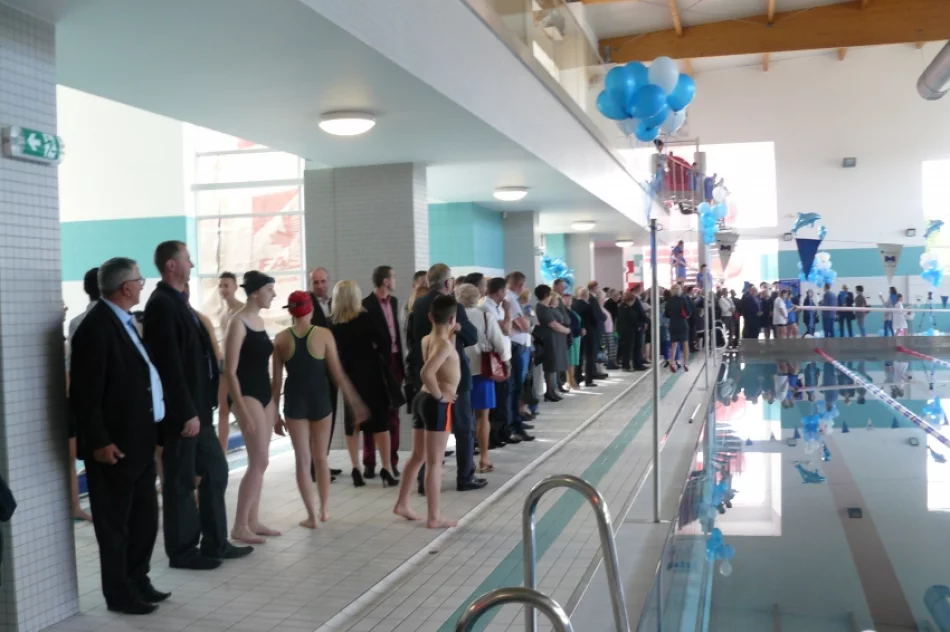 Wójt Stawiarski wskoczył do basenu! Pływalnia w Chełmcu otwarta - zdjęcie 10