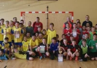 Halowa piłka nożna: rozstrzygnięto Gminne Mistrzostwa Szkół Podstawowych - zdjęcie główne