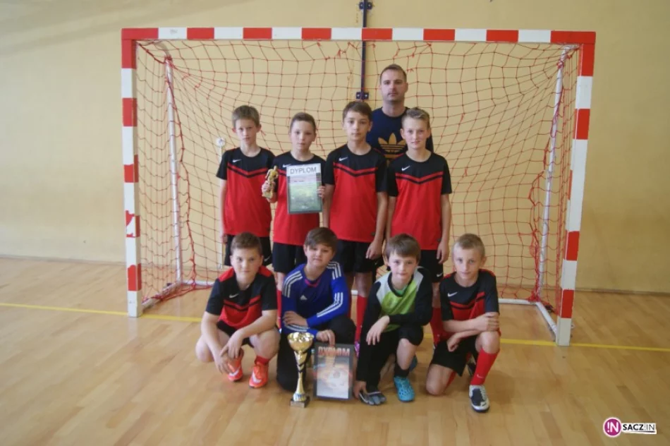 Halowa piłka nożna: rozstrzygnięto Gminne Mistrzostwa Szkół Podstawowych - zdjęcie 2