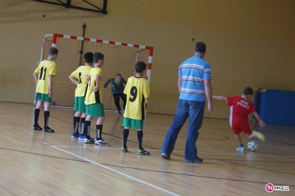 Halowa piłka nożna: rozstrzygnięto Gminne Mistrzostwa Szkół Podstawowych - zdjęcie 3