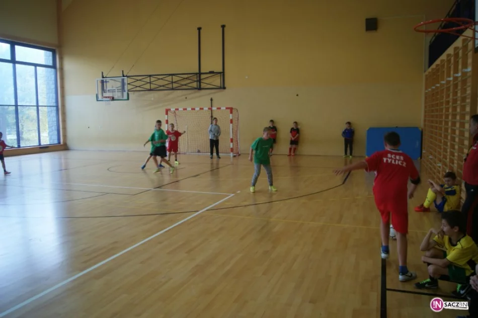 Halowa piłka nożna: rozstrzygnięto Gminne Mistrzostwa Szkół Podstawowych - zdjęcie 4