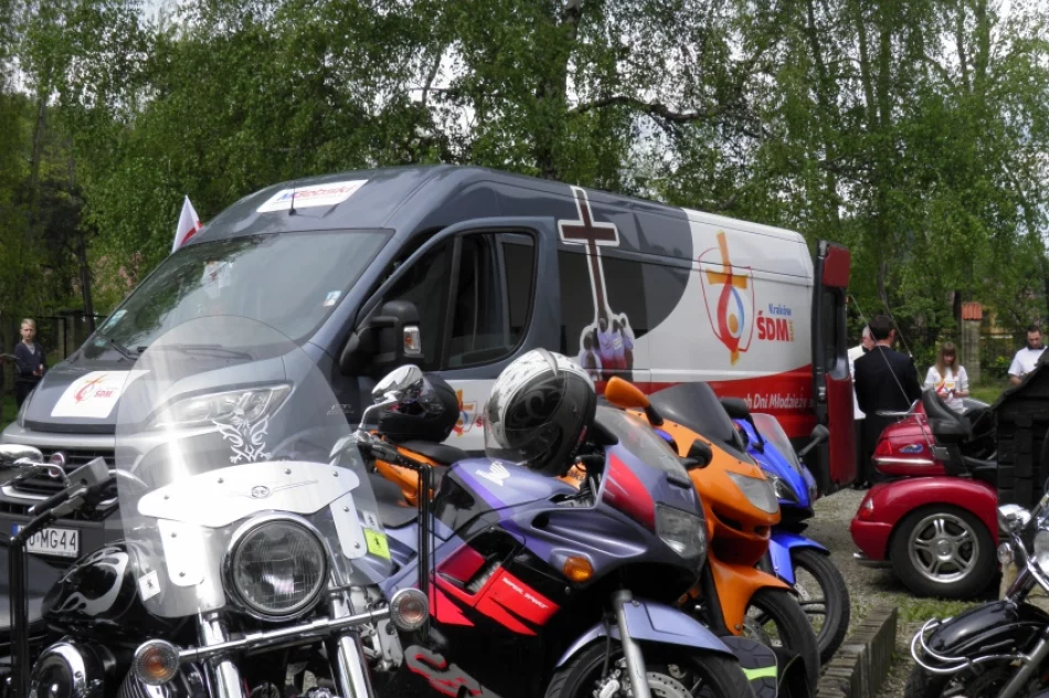 Motocykliści z MOTOSĄCZ eskortowali Symbole Światowych Dni Młodzieży - zdjęcie 16