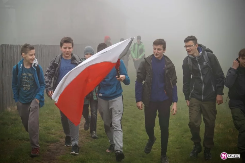 Dzięki harcerzom biało - czerwona znów na 1266 m. n.p.m. - zdjęcie 2