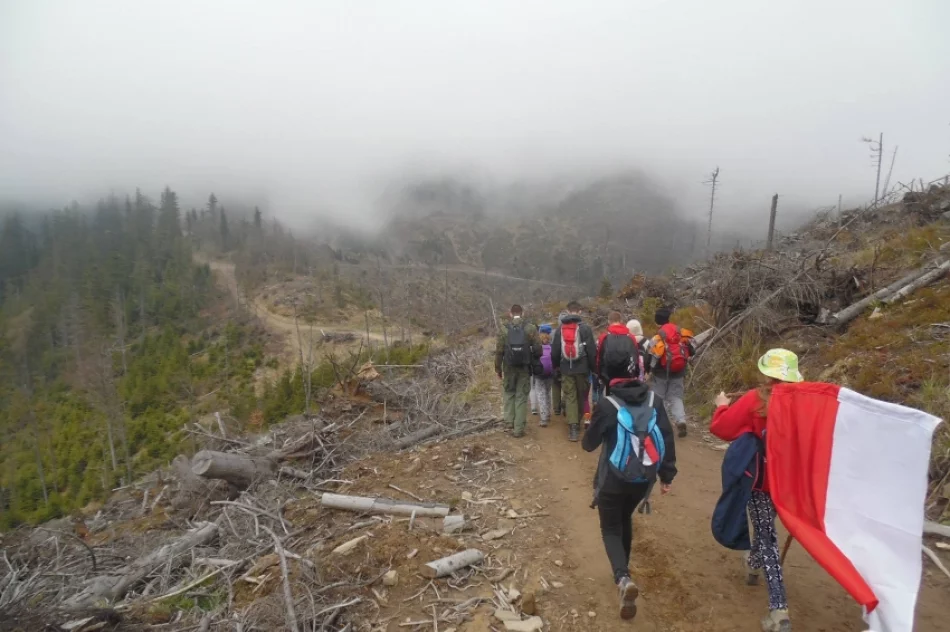 Dzięki harcerzom biało - czerwona znów na 1266 m. n.p.m. - zdjęcie 3